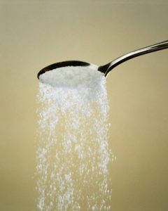 nên giảm bớt lượng muối ăn dự kiến chêm vào món ăn